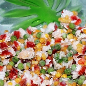 1. Этап. Куриный пирог с гавайской смесью: Гавайскую смесь высыпаем из пакета в миску, солим, добавляем специи по вкусу.