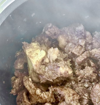 1. Этап. Харчо с орехами и сливой: Увеличил нагрев до 150, выпарил лишнюю жидкость, обязательно. перемешивая. Тушил до тех пор, пока лук стал еле заметным в жидкости от мяса. Практически растворился. Постоянно, повторюсь, перемешивал и уменьшил нагрев до 120 градусов в процессе. Чтобы не жарить! А именно тушить.