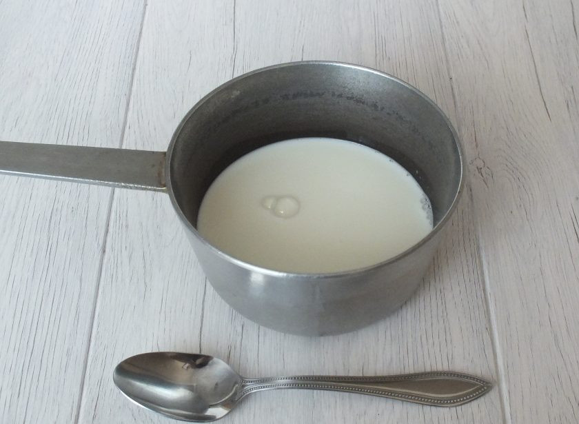 1. Этап. Яблочный пирог с пудингом: Оставшиеся 250 мл. налейте в сотейник, добавьте 4 ст.л. сахара и поставьте на огонь. Доведите до кипения. Введите разведенный пудинг и проварите до загустения.