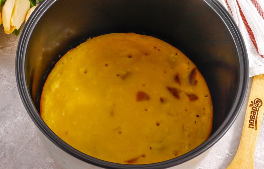 1. Этап. Творожная запеканка с персиками в мультиварке: Когда раздастся звуковой сигнал — десерт будет готов.