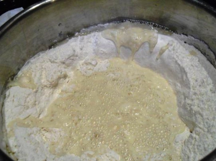 Вареники с вишней на кефире 1. Этап. Вареники с вишней на кефире: Смешайте яйцо, кефир и муку. Замесите тесто.