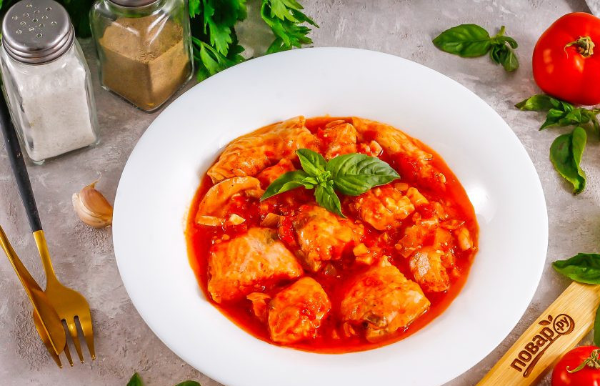 1. Этап. Лосось в томатном соусе: Выложите готовое блюдо на тарелку, украсьте свежей зеленью и подайте к столу.