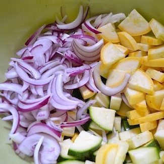 1. Этап. Овощной салат с макаронами: Лук нарезаем тонкими полукольцами, цуккини и кабачок - тонкими дольками.