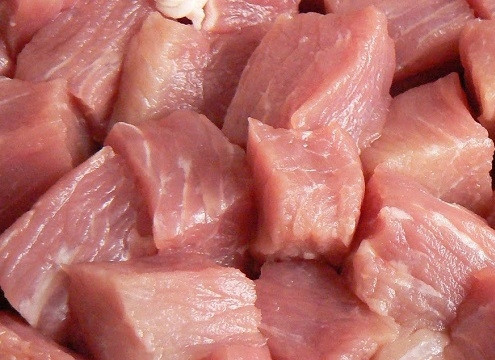 1. Этап. Рецепт жаркого из свинины с картошкой: Мясо тщательно промоем, обсушим и нарежем небольшими кусочками. Обжарим на сковороде или в толстостенной кастрюле до легкой румяной корочки.