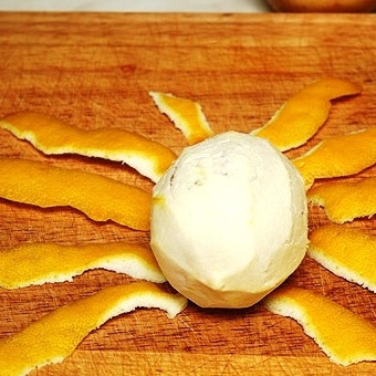 1. Этап. Десерт из груш с мороженым: Срезаем с лимона цедру тонкими полосочками.