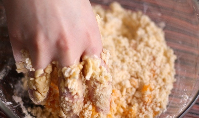 1. Этап. Творожник со взбитыми сливками и ванилью: Руками начинаем быстро месить тесто.