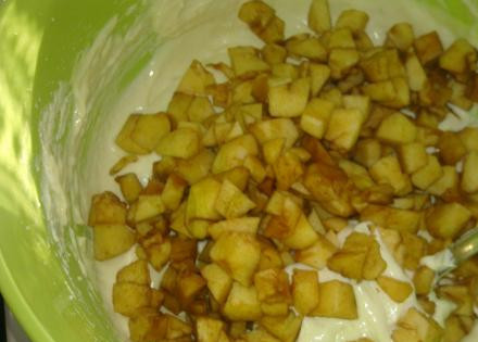 1. Этап. Бисквит диетический: Добавляем яблоки в тесто. Перемешиваем.