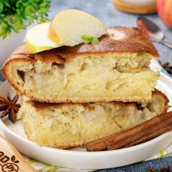 Заливной пирог на кефире с яблоками