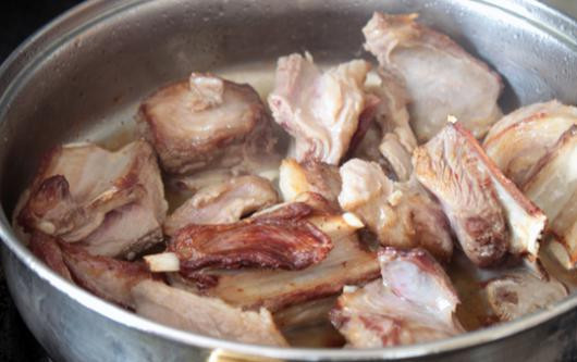 1. Этап. Тушеные бараньи ребрышки: 2. Теперь в казане подогреваем масло, и уже в раскаленное масло выкладываем ребрышки. Посыпаем измельченным луком и закрываем крышкой.