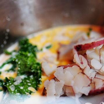 1. Этап. Суп с кале, картофелем и итальянской колбасой: 6. Добавить вареный картофель, густые сливки и капусту кале, перемешать.