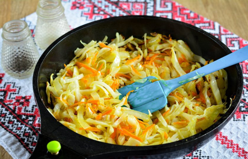 1. Этап. Тушеная капуста с ветчиной: Пассеруйте овощи с капустой пару минут, затем убавьте мощность, прикройте крышкой и тушите на медленном огне 15 минут. Если хотите, чтобы капуста получилась более мягкой, влейте пару ложек воды. Без воды капуста получится более хрустящей. Периодически помешивайте.