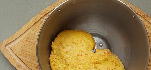 1. Этап. Морковные пироги с индейкой: Через час тесто увеличилось вдвое. Оно мягкое и практически не липнет к рукам.