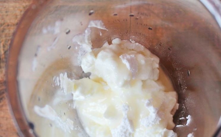 1. Этап. Тыквенный десерт с маскарпоне: Маскарпоне выложите в чашу блендера, добавьте к нему оставшуюся сахарную пудру, сливки и апельсиновый фреш. Взбейте все в однородную массу.