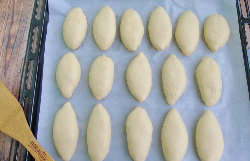 1. Этап. Пирожки с яблоками и вишней: Таким образом приготовьте все пирожки и выложите на противень. Дайте им постоять при комнатной температуре 25-30 минут. После смажьте яйцом.