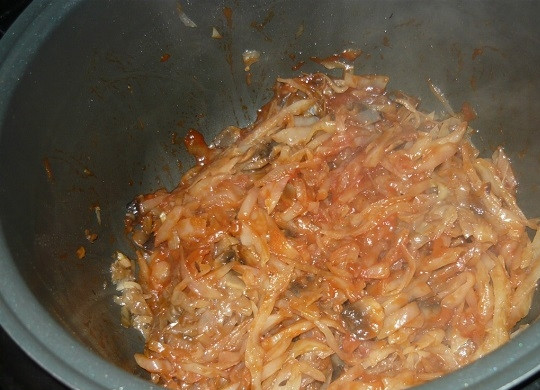 1. Этап. Капуста с грибами в мультиварке: 8. Аккуратно все перемешайте.