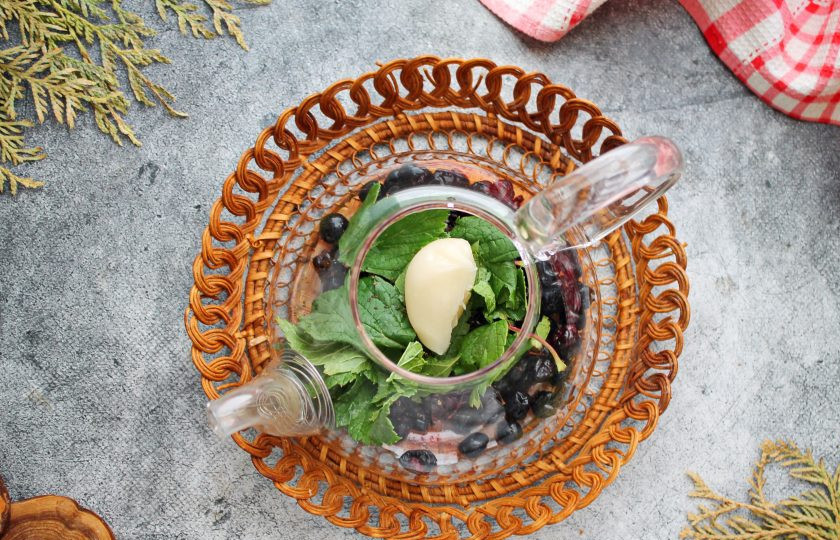 1. Этап. Чай из черноплодной рябины: Листья смородины помните и добавьте к рябине с чаем. Добавьте мед.