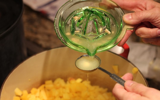 1. Этап. Персиковое варенье на скорую руку: 3. Затем добавить сок лимона. В рецепт приготовления персикового варенья на скорую руку можно также использовать лимонную кислоту. Это придаст варенью нужную кислинку и оттенит сладкий вкус.