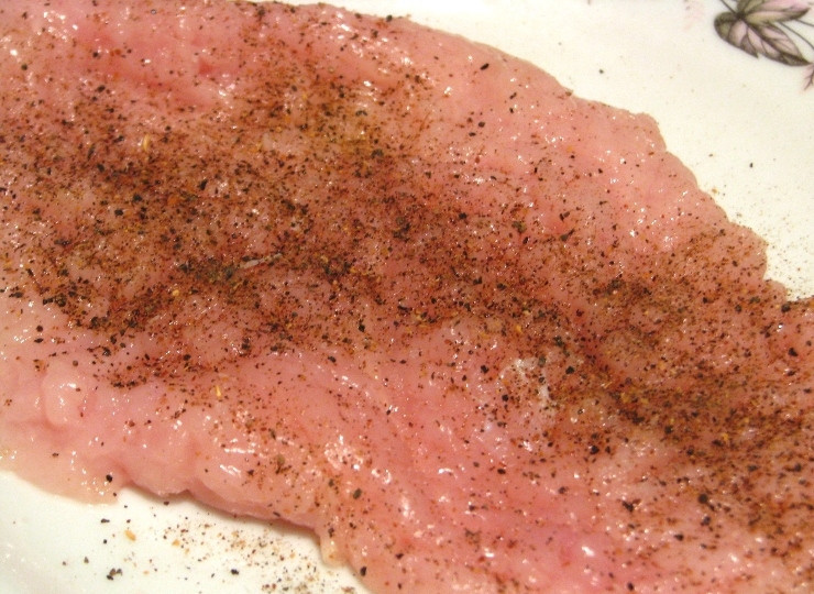 1. Этап. Курица по-столичному: Теперь тщательно натираем филе солью и перцем со всех сторон.