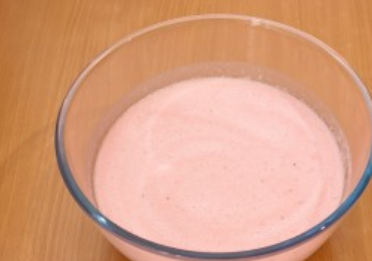 1. Этап. Земляничное суфле: Смешайте земляничную массу со сливками.