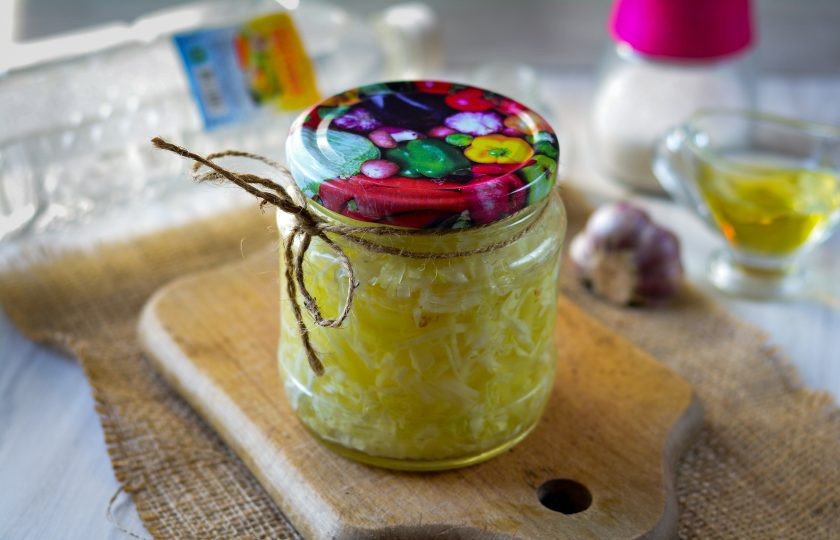 1. Этап. Маринованная капуста с чесноком и перцем: Закройте крышками, дайте остыть, после чего поставьте в холодильник на 1-2 дня. Капуста промаринуется и будет вкусной. Впрочем, такую капусту можно хранить в холодильнике до 2-х недель. Приятного вам аппетита!