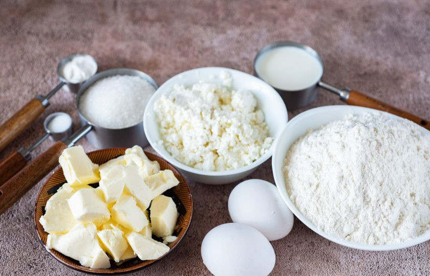 1. Этап. Творожные пончики в мультипекаре: Соберите все необходимые ингредиенты на рабочем столе.