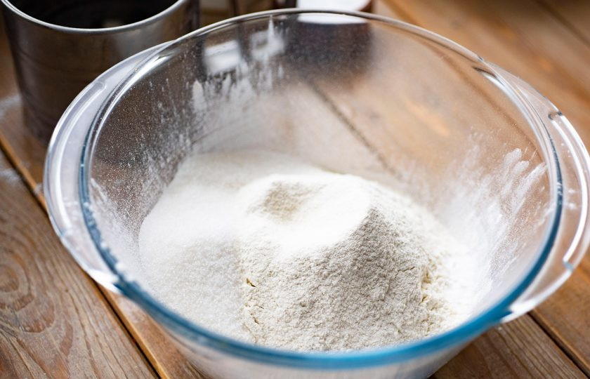 1. Этап. Хворост в духовке на кефире: В отдельную сухую миску просейте муку, добавьте соль, сахар, соду. Перемешайте эти ингредиенты.