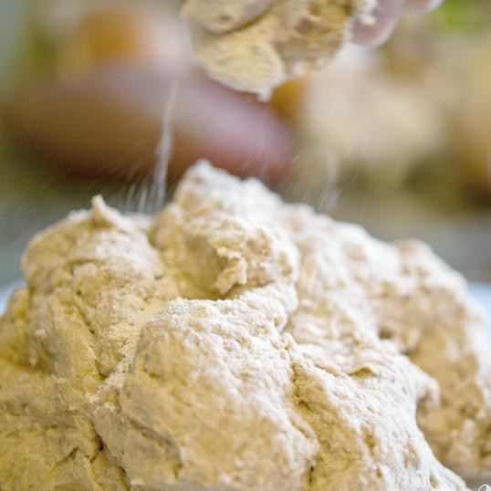 1. Этап. Английская домашняя булочка: Выложите на чистую, присыпанную мукой поверхность и посыпьте немного муки на тесто.