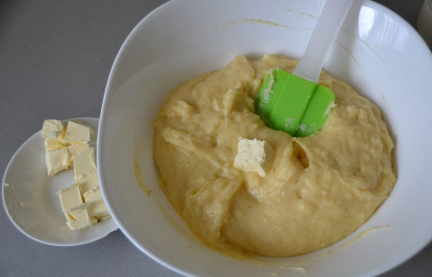 1. Этап. Глазурь для эклеров: Вмешайте в крем 45 грамм охлажденного сливочного масла.