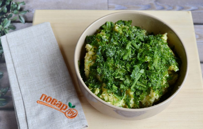 1. Этап. Деревенский картофельный пирог: 6. Положите в начинку зелень свежую или замороженную, у меня укроп, петрушка и шпинат. Перемешайте.