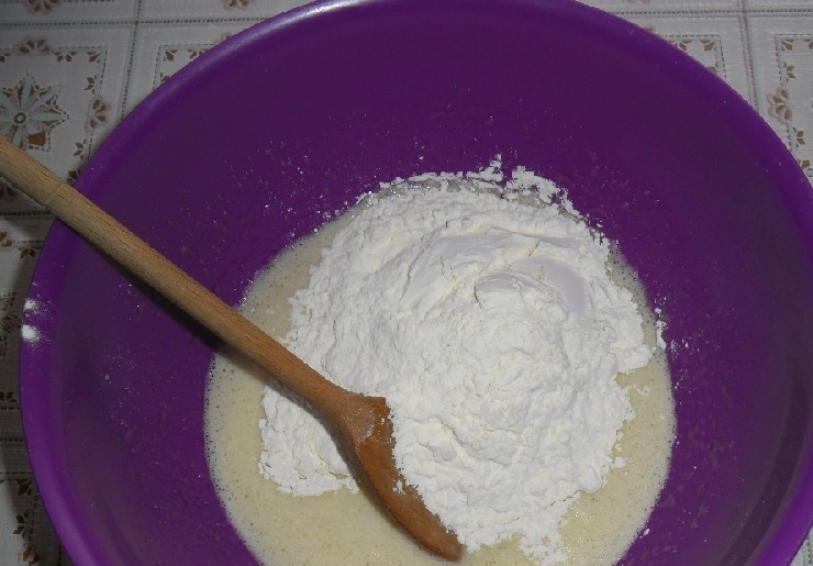 1. Этап. Легкий и вкусный тортик на кефире: Добавьте кефир, муку и соду. Замешайте тесто.