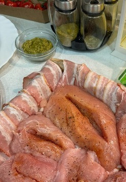 1. Этап. Праздничные кармашки по-питерски: По верх бекона выложить кармашки из индейки