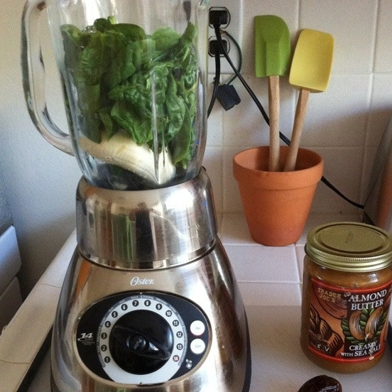 1. Этап. Зеленый коктейль с финиками: В блендер поместите банан, шпинат промытый, финики обязательно промойте, удалите косточки. Добавьте в блендер. Также добавьте семена льна. И все остальные ингредиенты.