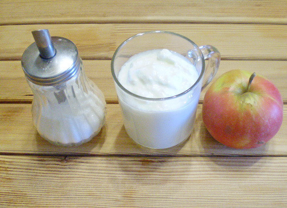 1. Этап. Смузи яблочный: 1. Приготовим продукты. Кефир у меня домашний, натурального сквашивания. Яблоко сладкое, сочное.