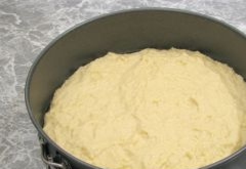 1. Этап. Мясной пирог на скорую руку: Форму для выпечки смазываем маслом и выкладываем в нее половину теста. Руки лучше смочить водой или растительным маслом.