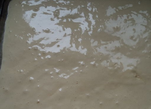 1. Этап. Рулет бисквитный с кремом: 3. Противень застелите пергаментной бумагой и смажьте форму сливочным маслом. Вылейте приготовленное тесто на противень. Поставьте противень в духовой шкаф на среднюю полку. Выпекайть при температуре +200С четверть часа до золотистого цвета.