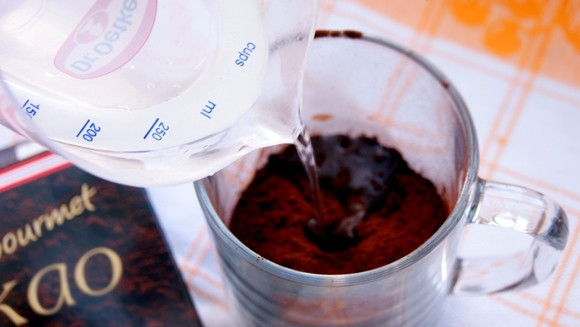 1. Этап. Торт Пирамида: Приготовьте тесто. Какао залейте кипятком и перемешайте.