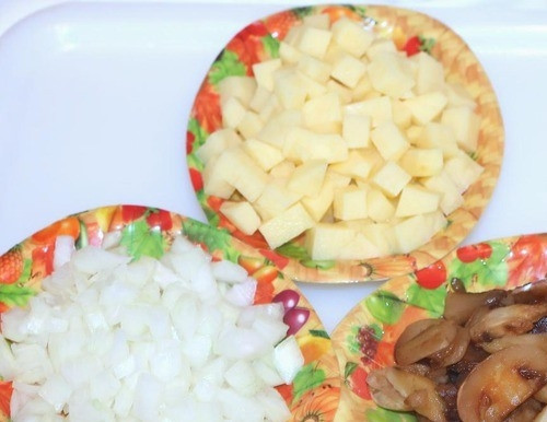 1. Этап. Пирог с картошкой и грибами: Для начинки вам понадобится картофель, лук и грибы. Картошку почистите, вымойте и нарежьте некрупными кубиками. Лук очистите от шелухи. Также нарежьте его мелкими квадратиками. Грибы, к примеру, шампиньоны, вымойте и нарежьте пластинками.