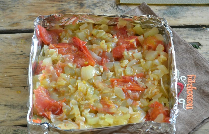 1. Этап. Овощная лазанья: Возьмите форму, в которой вы будете запекать лазанью, смажьте подсолнечным маслом и начинайте собирать. Первым слоем кладите проваренное в подсоленной воде тесто (если на пачке указано, что необходимо проваривать), смажьте соусом бешамель и выложите часть тушеных овощей.