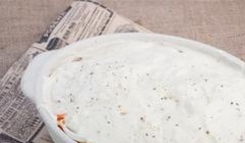 1. Этап. Мясо по-французски с соусом бешамель: Сверху все обильно смазываем соусом 