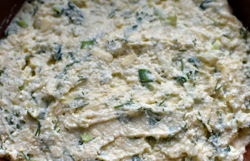 1. Этап. Творожная запеканка с зеленью и сыром: Еще раз перемешайте и выкладывайте в смазанную форму.