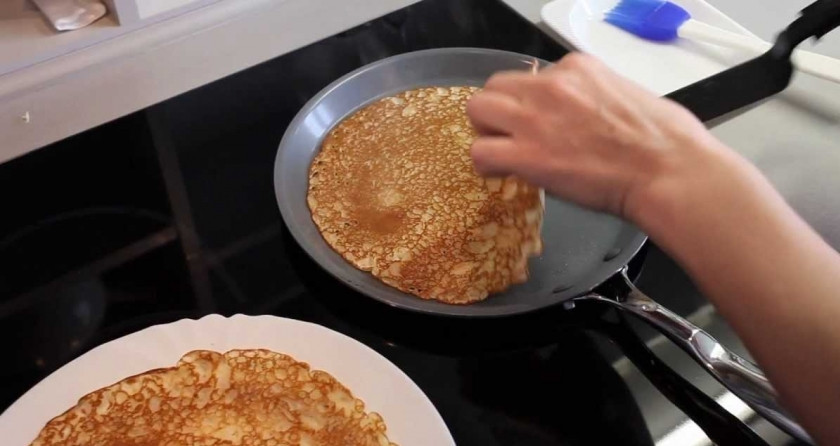 1. Этап. Блинчики с креветками: Выпекайте блины с обеих сторон до образования золотистой корочки.