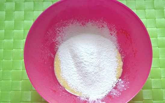 1. Этап. Хворост с медом: 5. Всыпьте просеянную муку.