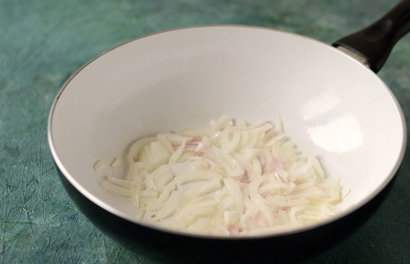 1. Этап. Салат из дайкона и лука: Лук нарежьте полукольцами. Обжарьте в сковороде с маслом до мягкости.