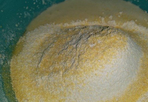 1. Этап. Кексы Марфушенька: Всыпать мучную смесь, перемешать.