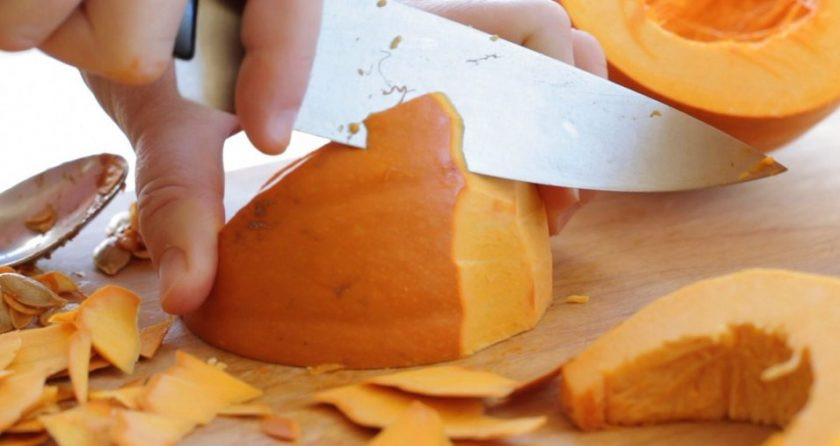 1. Этап. Тыквенное пюре для детей: 1. Для начала почистите и нашинкуйте кубиками тыкву, а также грушу.