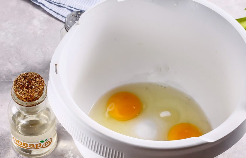 1. Этап. ПП пирог со сливами: Куриные яйца вбейте в емкость кухонного комбайна или миксера. Добавьте туда же эритритол и соль. Взбейте примерно 4-5 минут в пышную пену.