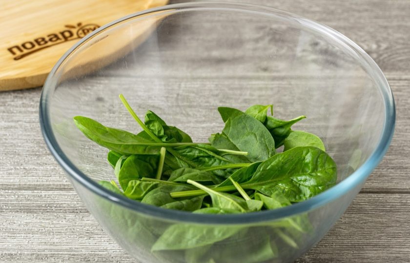 1. Этап. Салат с вялеными томатами: Шпинат помойте, обсушите, переложите в глубокую миску.