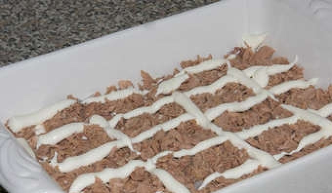 1. Этап. Салат из ставриды: На слой риса выкладываем равномерно нашу рыбку и опять смазываем майонезом. Но - слой майонеза на данном этапе не должен быть излишне толстым. Рыба у нас не сухая и жира в ней уже достаточно.