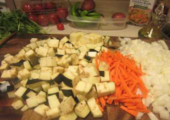 1. Этап. Лагман с баклажанами: Порежьте овощи кубиками.