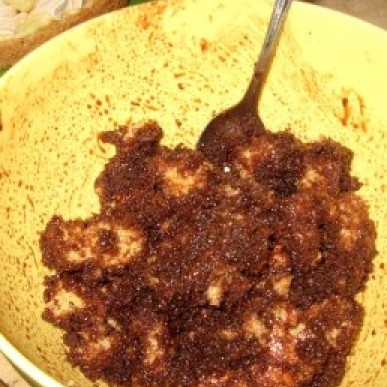 1. Этап. Торт Графские развалины: Растапливаем половину шоколада с четвертью стакана молока и небольшим кусочком сливочного масла на водяной бане. В получившуюся массу кладем нарезанный бисквит, хорошенько перемешиваем.